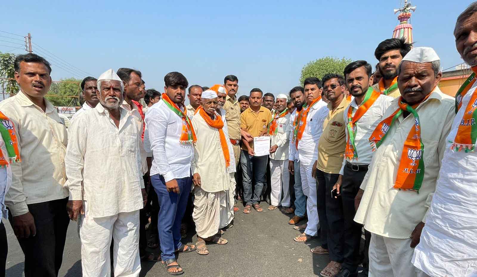 भाजप युवा मोर्चा उत्तर सोलापूर तालुक्याच्यावतीने नान्नज येथे महावितरणच्या विरोधात रास्ता रोको