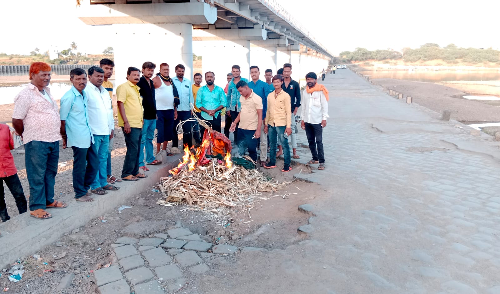 प्रशासनाचा निषेध करत पंढरपूरातील पुलावर पडलेल्या खड्यात होळीचे दहन…!!!