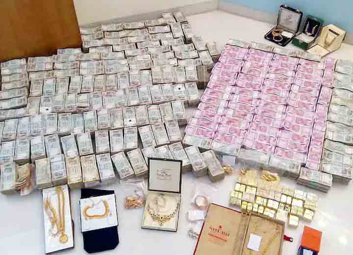 बांधकाम विभागातील अधिकाऱ्याकडे सापडले कोट्यवधींचं घबाड!