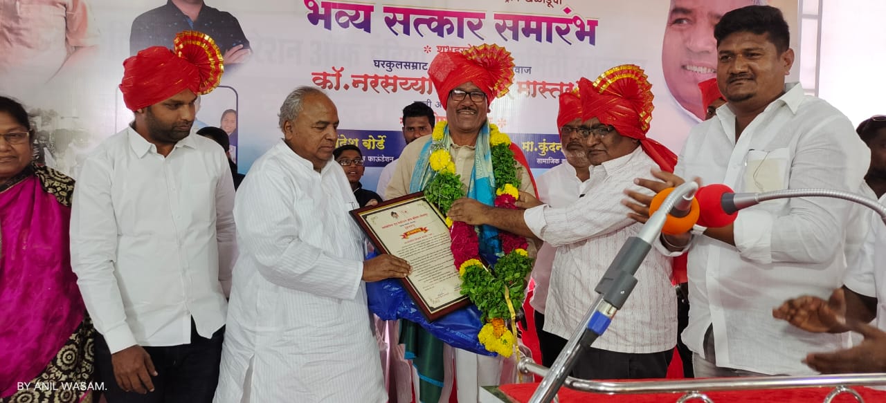 डीवायएफआयच्या वतीने झुंड चित्रपटाचे कथानक विजय बारसे यांचा गौरव