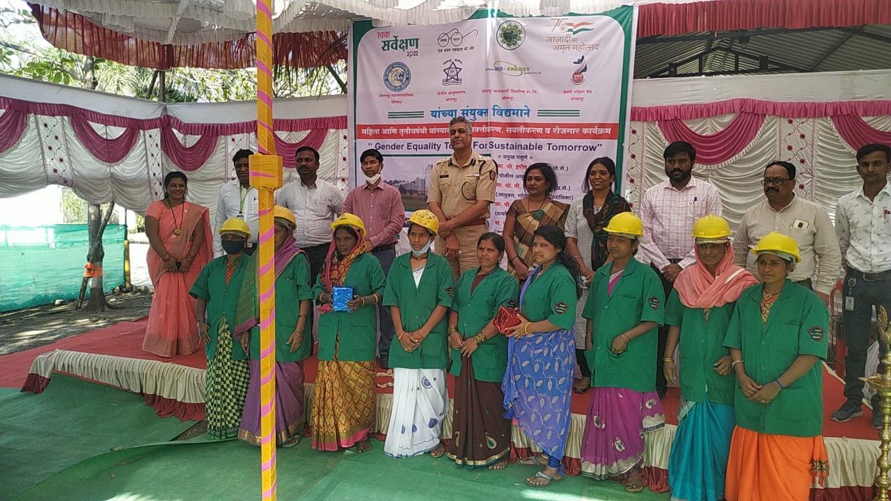 महाराष्ट्रात प्रथमच सोलापूर महानगरपालिकेने दिला वारांगन व तृतीयपंथी यांना कायमस्वरूपी रोजगार