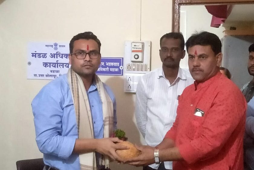 वडाळा येथे उपजिलाधिकारी विठ्ठल उदमले व तहसीलदार जयंत पाटील यांनी दिली भेट