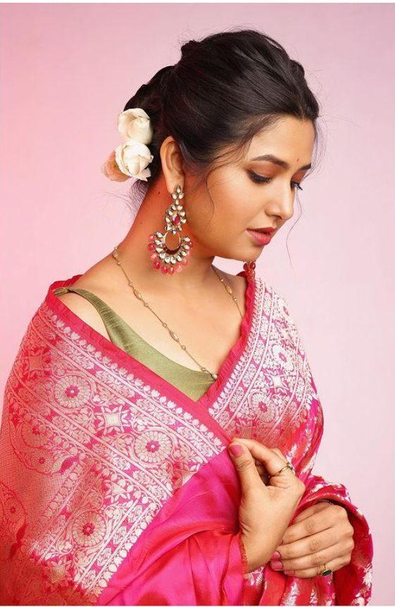 प्राजक्ता माळीने तिचे अलीकडील गुलाबी साडीचे फोटो शेअर केले आहेत