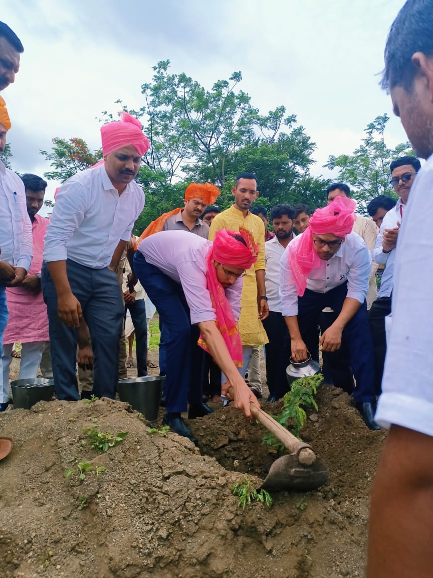 जिल्हाधिकारी कुमार आशीर्वाद यांच्या हस्ते लाभार्थ्यांना विविध शासकीय योजनांच्या लाभाचे वाटप