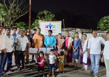 अनुभव प्रतिष्ठान सोलापूर यांच्या वतीने पाणी बॉटल आणि औषध वाटप करण्यात आले