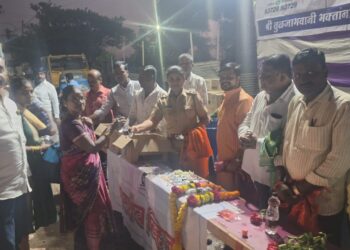 वीरशैव व्हिजन व सोलापूर हेल्पलाइन तर्फे 11 हजार पाणी बाटल्यांचे वाटप