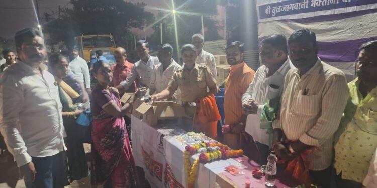 वीरशैव व्हिजन व सोलापूर हेल्पलाइन तर्फे 11 हजार पाणी बाटल्यांचे वाटप