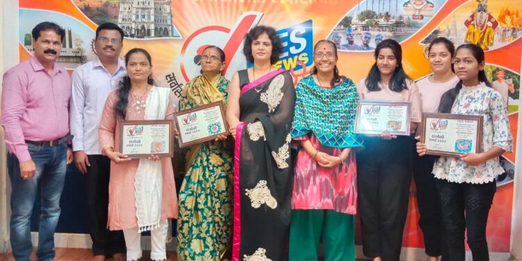 Yes News Marathi च्या रांगोळी स्पर्धेचे सायली जोशी आणि चंद्रिका चौहान यांच्या हस्ते बक्षीस वितरण