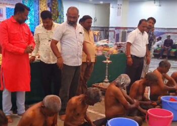 भिक्षूंना अभ्यंगस्नान घालून दिवाळी साजरी; आस्था रोटी बँकेचा उपक्रम