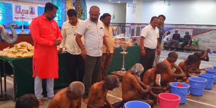 भिक्षूंना अभ्यंगस्नान घालून दिवाळी साजरी; आस्था रोटी बँकेचा उपक्रम
