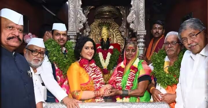 कार्तिकी एकादशी : फडणवीसांच्या हस्ते सपत्निक पार पडली विठ्ठलाची शासकीय महापूजा…