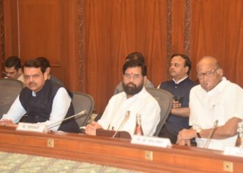 मनोज जरांगेंना उपोषण मागे घेण्याचं आवाहन, सर्वपक्षीय बैठकीत ठराव