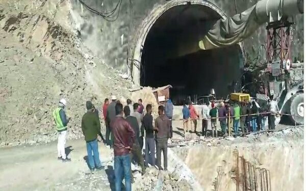 उत्तराखंडमध्ये टनेलचा भाग कोसळला, 36 मजूर अडकले, बचाव कार्य सुरू