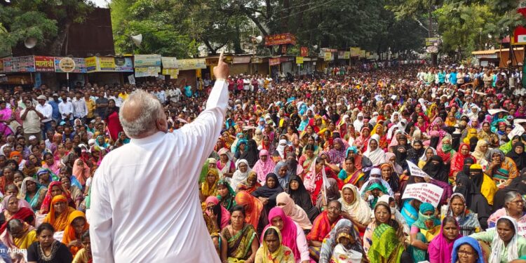 रे नगर च्या लाभार्थ्यांना मीटरसह नवीन जोडणी ५०० रुपये दराने देणे व विद्युत स्मार्ट मीटरची सक्ती विरोधात हजारो श्रमिकांचा यल्गार!
