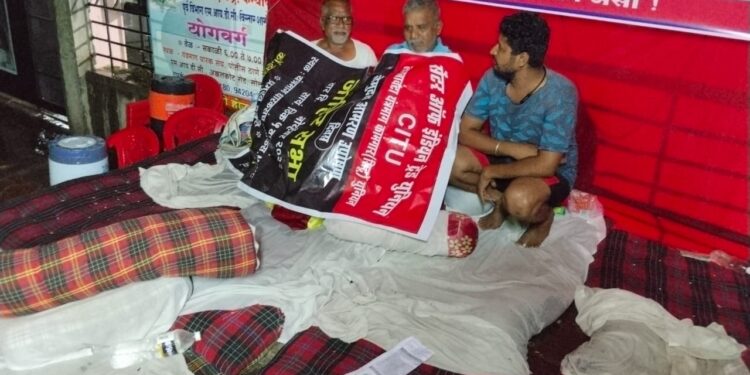 धो धो पावसात ही उपोषणकर्ते एक इचं ही मागे हटले नाहीत