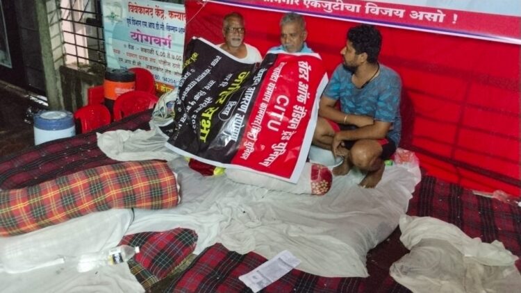 धो धो पावसात ही उपोषणकर्ते एक इचं ही मागे हटले नाहीत