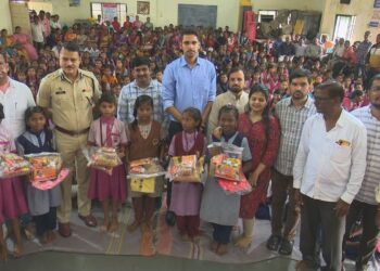 आई प्रतिष्ठानतर्फे ३६३ मुलींना कपडे, फराळ वाटप – जिल्हाधिकारी कुमार आशीर्वाद