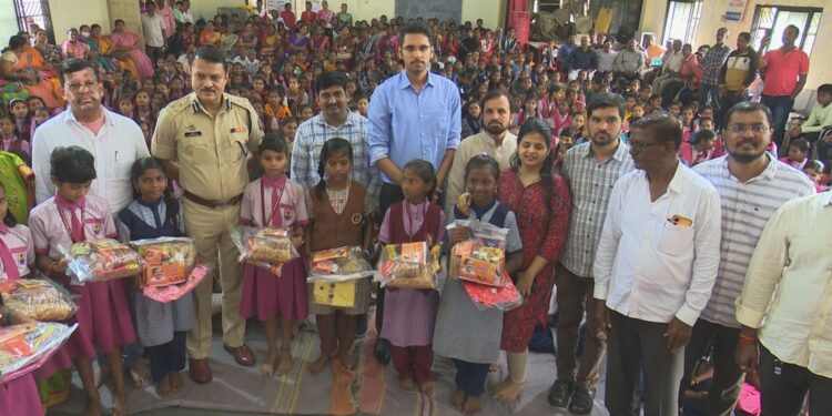 आई प्रतिष्ठानतर्फे ३६३ मुलींना कपडे, फराळ वाटप – जिल्हाधिकारी कुमार आशीर्वाद