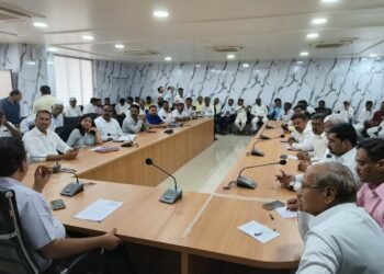 जिल्हाधिकाऱ्यांनी घेतली मराठा बांधवांसमवेत बैठक