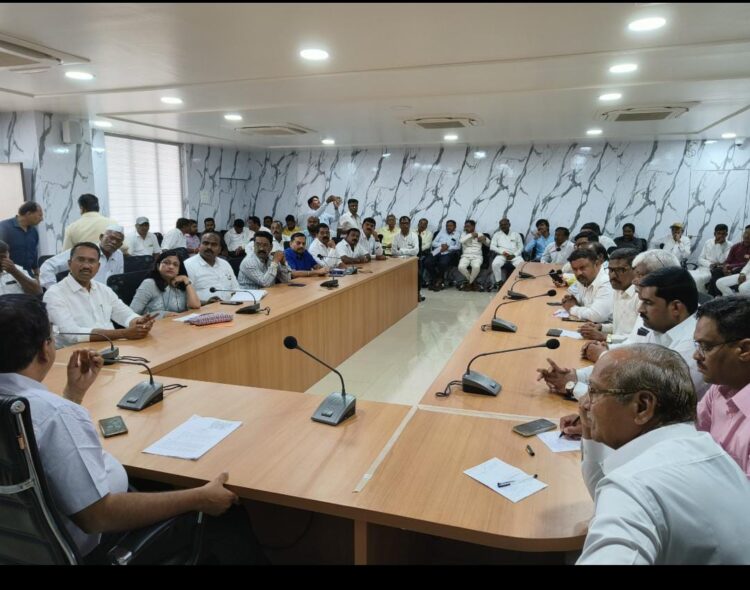 जिल्हाधिकाऱ्यांनी घेतली मराठा बांधवांसमवेत बैठक