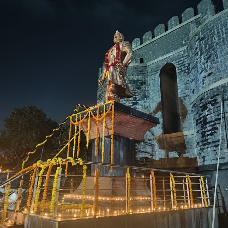 दिपावलीचा पहिला दिवा शंभुराजे चरणी अर्पण ५०१ दिव्याने उजळुन निघाला छत्रपती संभाजी महाराज चौक,सोलापूर