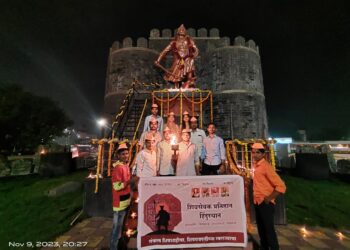 दिपावलीचा पहिला दिवा शंभुराजे चरणी अर्पण ५०१ दिव्याने उजळुन निघाला छत्रपती संभाजी महाराज चौक,सोलापूर