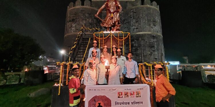 दिपावलीचा पहिला दिवा शंभुराजे चरणी अर्पण ५०१ दिव्याने उजळुन निघाला छत्रपती संभाजी महाराज चौक,सोलापूर