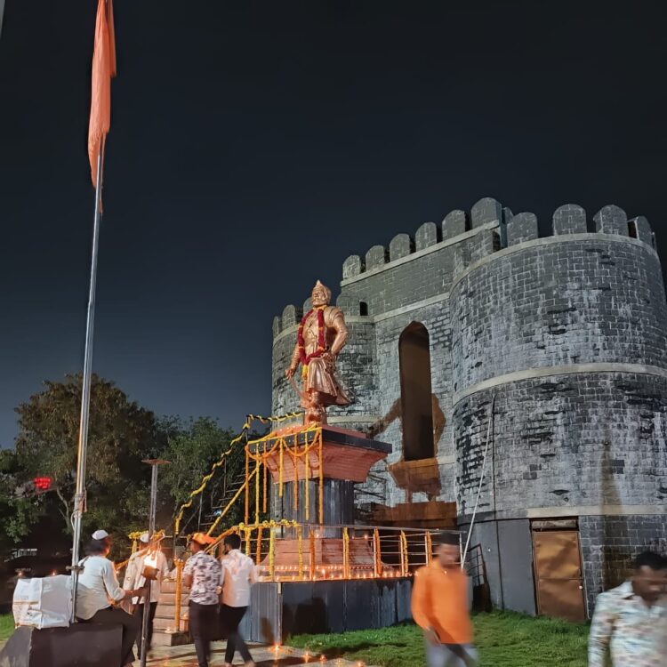 दिपावलीचा पहिला दिवा शंभुराजे चरणी अर्पण ५०१ दिव्याने उजळुन निघाला छत्रपती संभाजी महाराज चौक,सोलापूर