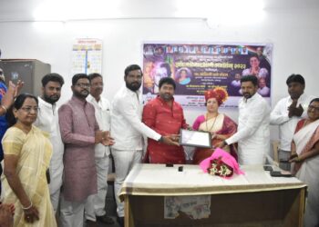 सोलापूर विद्यापीठ कुलसचिव योगिनी घारे यांना इंदिरा प्रियदर्शनी अवॉर्ड 2023 देऊन सन्मानित