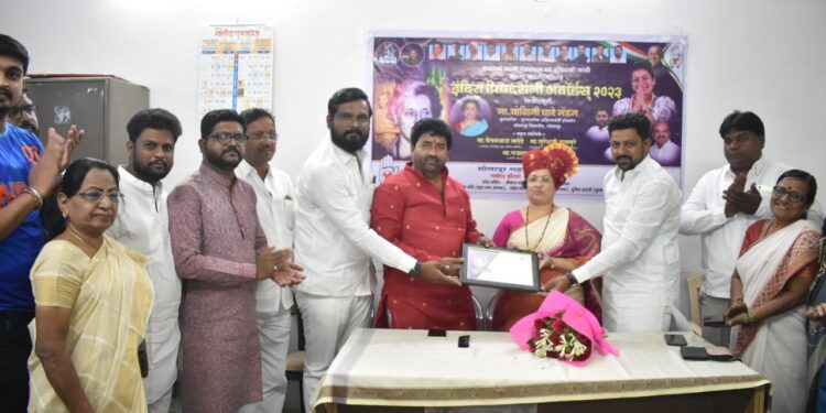 सोलापूर विद्यापीठ कुलसचिव योगिनी घारे यांना इंदिरा प्रियदर्शनी अवॉर्ड 2023 देऊन सन्मानित