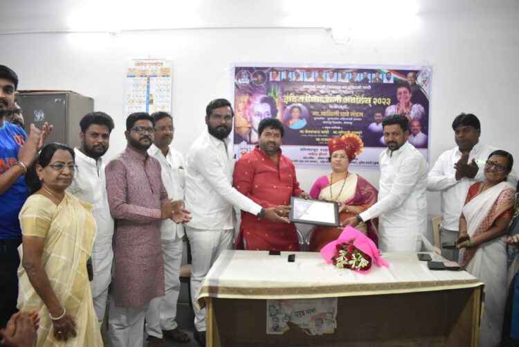 सोलापूर विद्यापीठ कुलसचिव योगिनी घारे यांना इंदिरा प्रियदर्शनी अवॉर्ड 2023 देऊन सन्मानित