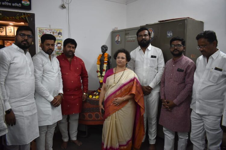 सोलापूर विद्यापीठ कुलसचिव योगिनी घारे यांना इंदिरा प्रियदर्शनी अवॉर्ड 2023 देऊन सन्मानित