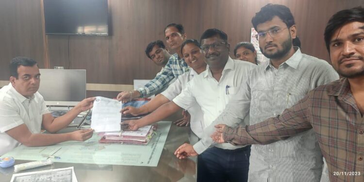 कंत्राटी डॉक्टर, अधिकारी कर्मचारी शासनात कायम करणेसाठी आक्रोश पदयात्रा