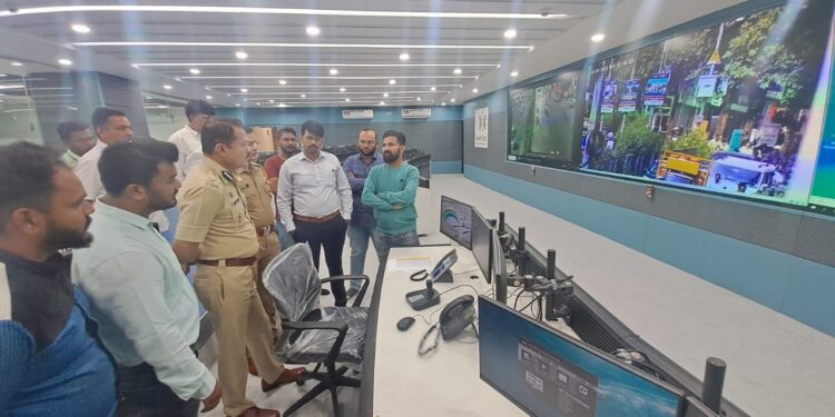 सोलापूर पोलीस आयुक्त राजेंद्र माने यांनी ICCC (कमांड अँड कन्ट्रोल सेंटर) व इंद्र भवन इमारतीची केली पाहणी