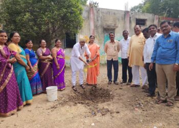 किरण चव्हाण यांच्या वाढदिवसानिमित्त वृक्षारोपण