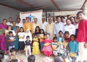 अनुभव प्रतिष्ठान सोलापूर यांच्या वतीने दिवाळी फराळ वाटप