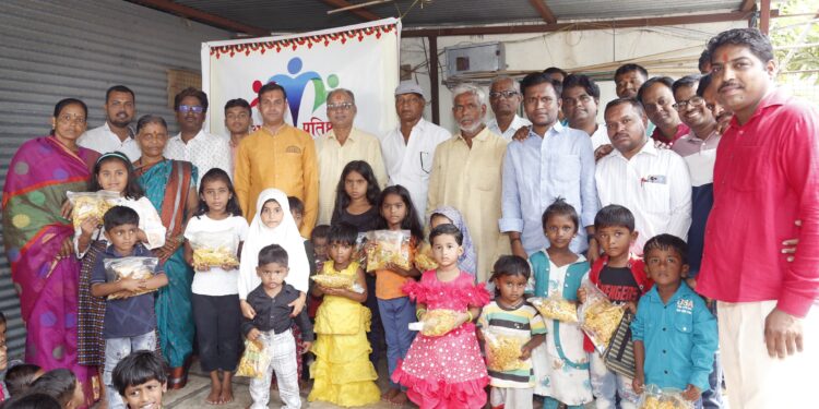 अनुभव प्रतिष्ठान सोलापूर यांच्या वतीने दिवाळी फराळ वाटप