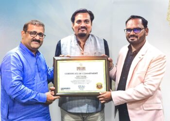 वर्ल्ड बुक ऑफ रेकॉर्ड यांच्या पुरस्काराने अमोल उंबरजे सन्मानित