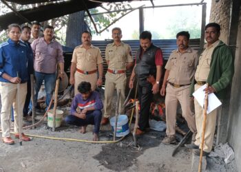 राज्य उत्पादन शुल्क विभागाचे हातभट्ट्यांवर छापे, साडे पाच लाखांचा मुद्देमाल जप्त