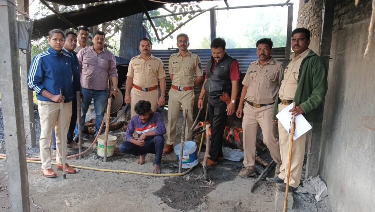 राज्य उत्पादन शुल्क विभागाचे हातभट्ट्यांवर छापे, साडे पाच लाखांचा मुद्देमाल जप्त