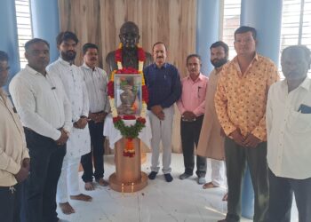 संविधान दिनानिमित्त महापालिकेच्या वतीने डॉक्टर बाबासाहेब आंबेडकरांच्या पुतळ्याला अभिवादन