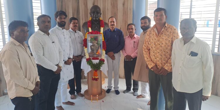 संविधान दिनानिमित्त महापालिकेच्या वतीने डॉक्टर बाबासाहेब आंबेडकरांच्या पुतळ्याला अभिवादन
