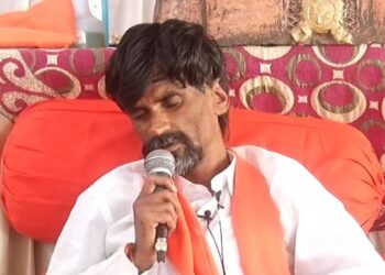 अखेर नऊ दिवसानंतर मनोज जरांगे पाटील यांचं उपोषण सुटलं