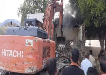 सोलापूर रेल्वे स्थानकासमोरील पोलीस चौकी जमीनदोस्त