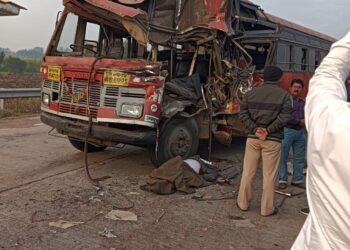 सहलीच्या बसची टेम्पोला धडक; शिक्षक जागीच ठार, एक शिक्षक जखमी
