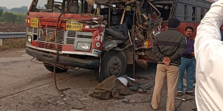 सहलीच्या बसची टेम्पोला धडक; शिक्षक जागीच ठार, एक शिक्षक जखमी