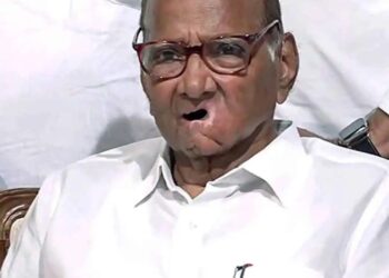 शरद पवारांनी महाराष्ट्राच्या राजकारणापासून दूर जावं, ज्येष्ठ साहित्यिकांचा वाढदिनी पवारांना सल्ला