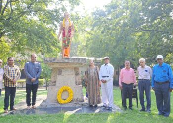 सोलापूर महापालिकेच्या वतीने डॉ.द्वारकानाथ कोटणीस पुण्यतिथीनिमित्त अभिवादन
