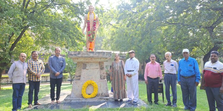 सोलापूर महापालिकेच्या वतीने डॉ.द्वारकानाथ कोटणीस पुण्यतिथीनिमित्त अभिवादन
