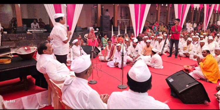 बार्शी शहरातील भगवंत मंदिर येथे सामुदायिक पारायण सोहळा ४१ दिवसीय भव्य नाम संकीर्तन सोहळ्यास सुरुवात